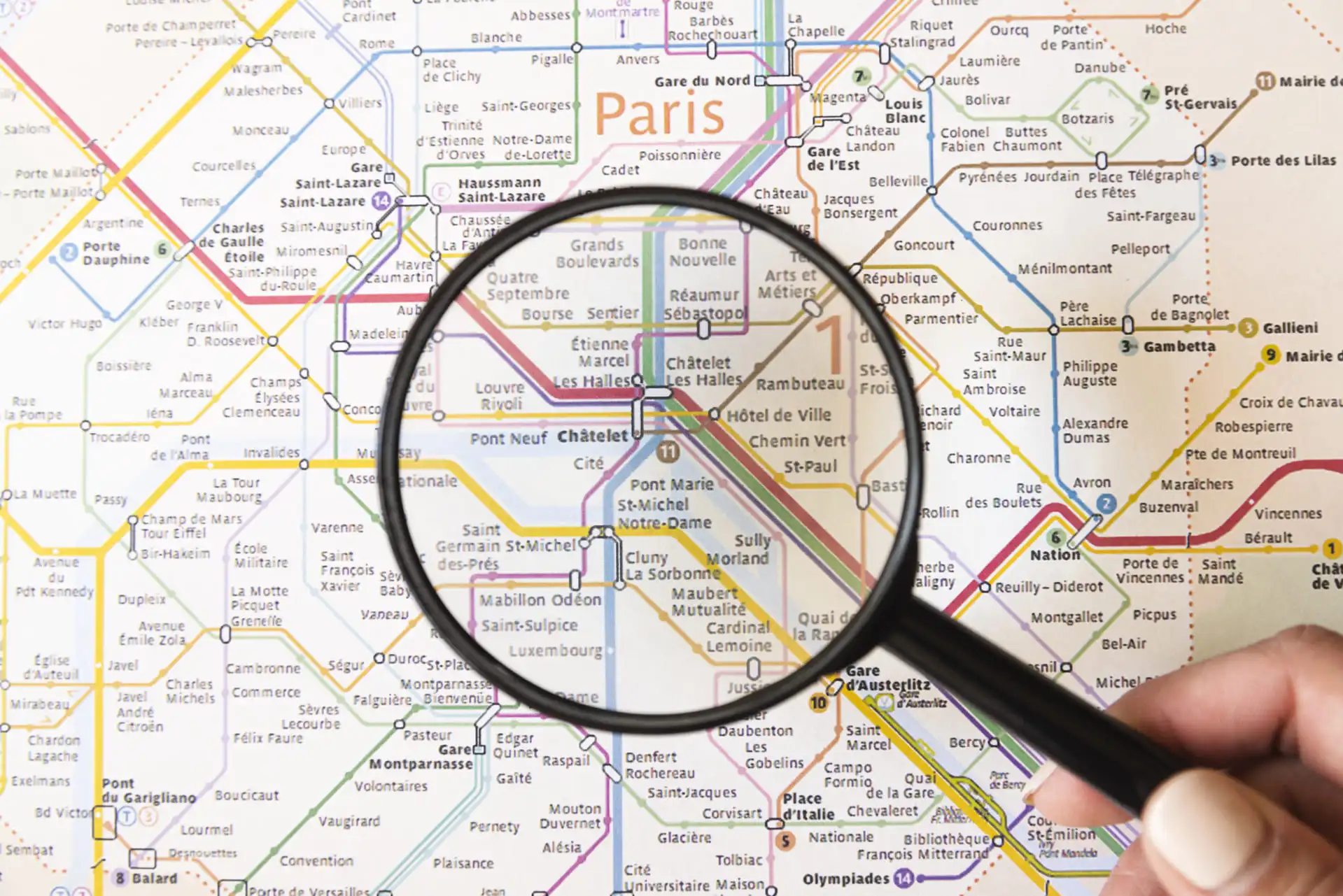 Carte du réseau de transports à Paris, avec une loupe