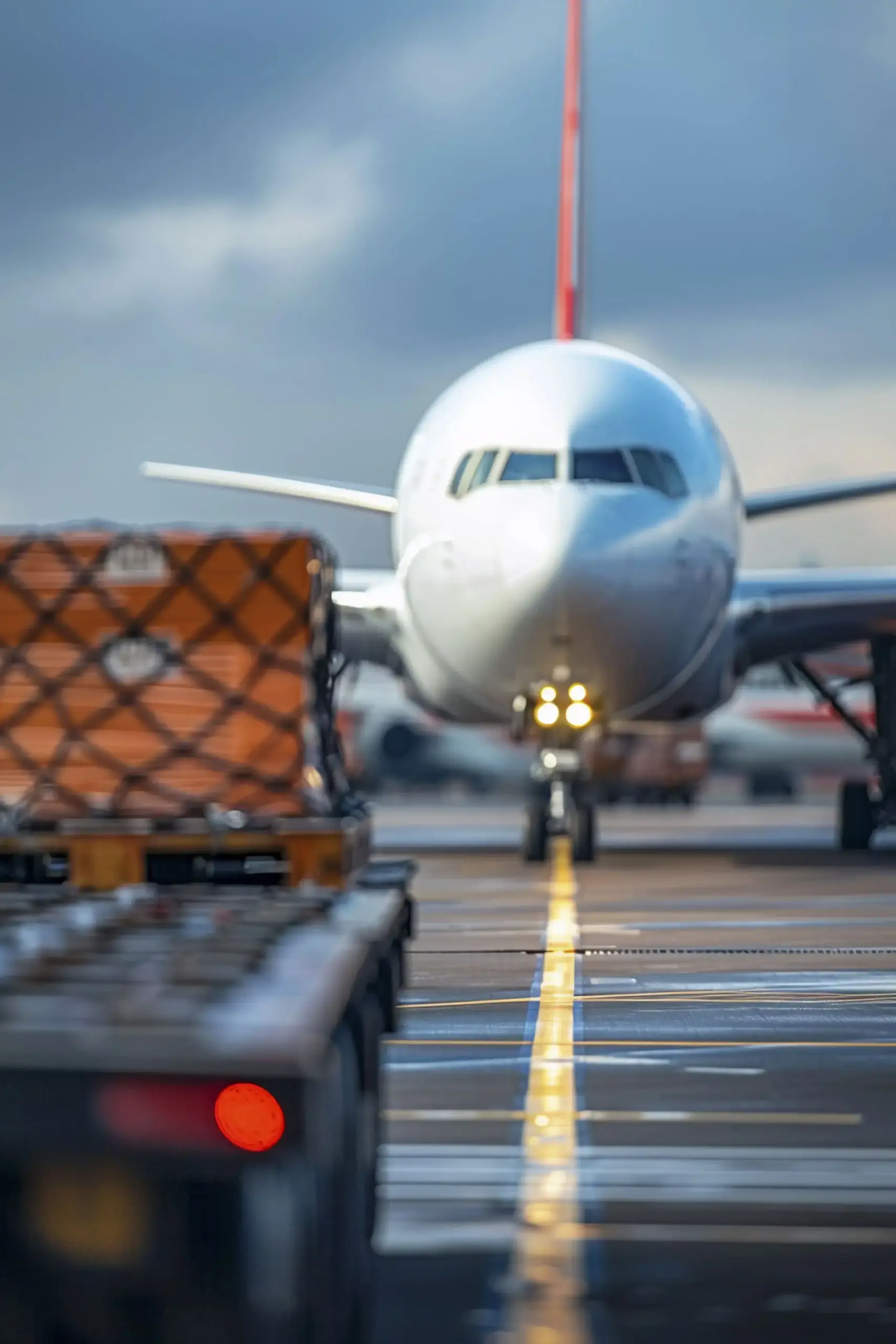 Avion avec des marchandises à proximité