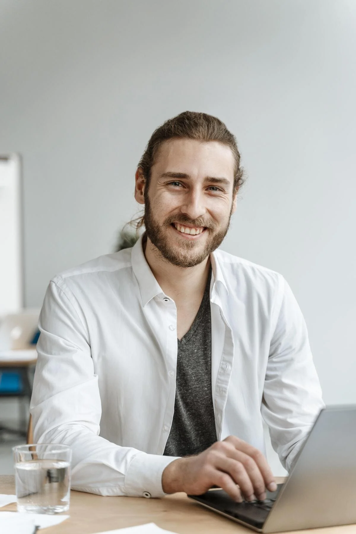 Homme devant son ordinateur portable