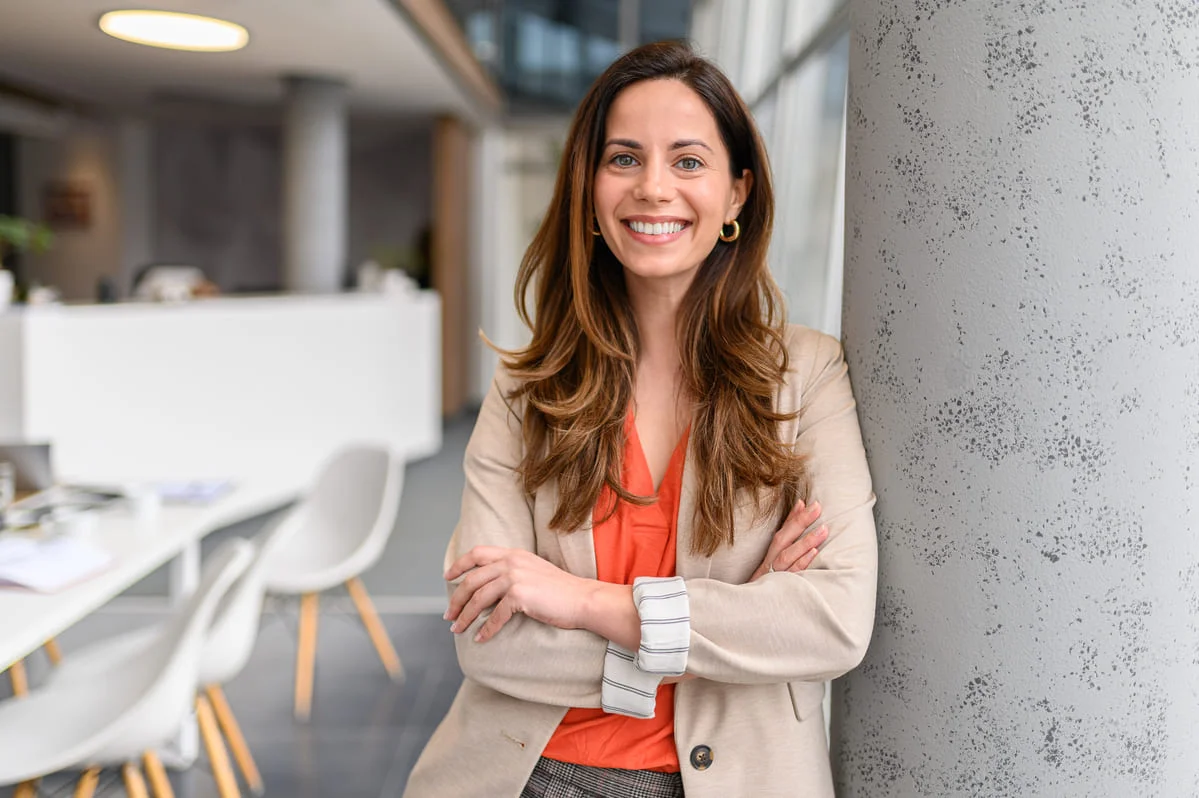 Jeune femme dans une entreprise