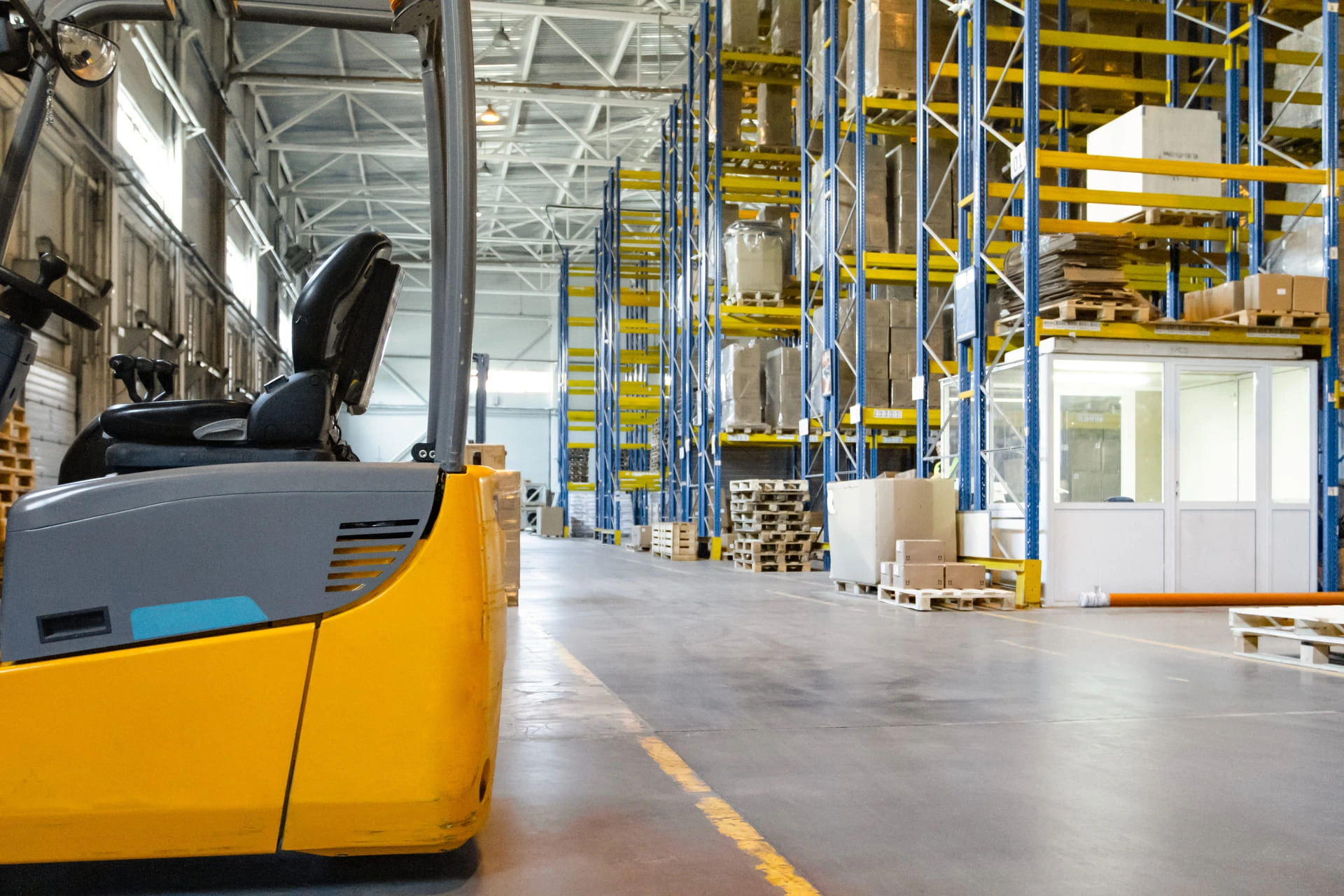 Intérieur d'un entrepôt avec un chariot élévateur